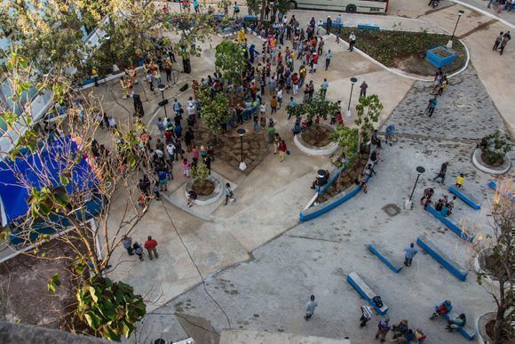 Inauguran Área Publica número 60 en La Habana con tecnología WIFI, en el parqueo de la heladería Coopelia, el 7 de abril de 2017. ACN FOTO/Marcelino VAZQUEZ HERNANDEZ/sdl