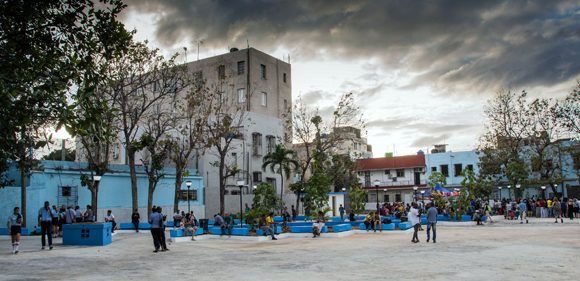 Inauguran Área Publica número 60 en La Habana con tecnología WIFI, en el parqueo de la heladería Coopelia, el 7 de abril de 2017. ACN FOTO/Marcelino VAZQUEZ HERNANDEZ/sdl