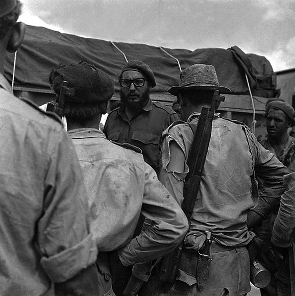 El líder dialoga con los milicianos durante la invasión a Playa Girón, 17 de abril de 1961. Autor: Joaquín Viñas. Foto: Joaquín Viñas/ Fidel Soldados de las Ideas.
