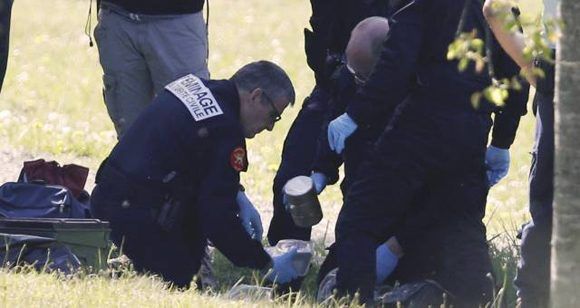 Policía francesa y expertos en explosivos buscan en uno de los depósitos de armas. Foto: Reuters.