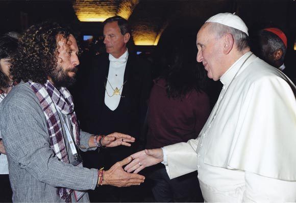 Un integrante de la familia del CMLK saluda al Papa Francisco, durante el Foro Social Mundial. Foto: Cortesía del CMLK
