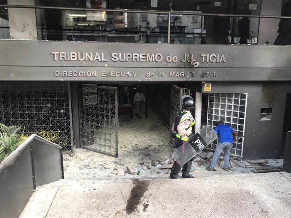 Grupos violentos atacaron la sede de la Dirección Ejecutiva de la Magistratura, en el municipio Chacao, estado Miranda. Foto: @MagistraturaVe