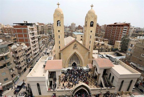Cuarenta y cinco personas han muerto y los heridos ronda los 140 tras dos atentados perpetrados este domingo en dos iglesias coptas de Egipto. Foto: AFP.