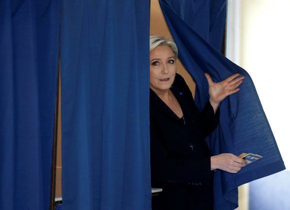 Le Pen luego de votar. Foto: @teleSURtv/ Twitter.