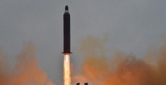 Fotografía de archivo sin fechar proporcionada por la agencia estatal de noticias norcoreana KCNA, que muestra un misil balístico estratégico tierra a tierra Hwasong-10, también llamado Musudan.