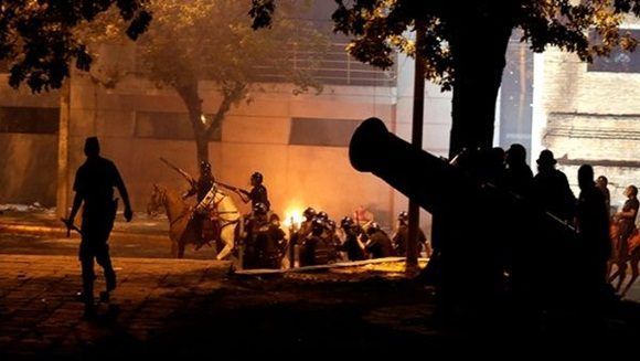 El Congreso fue incendiado por los manifestantes. | Foto: Reuters.