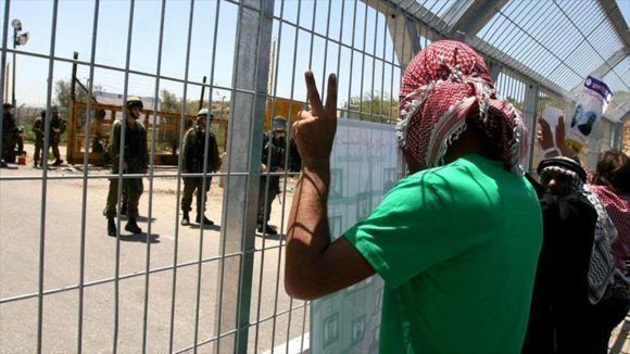 Los palestinos protestan contra la detención administrativa de sus conciudadanos frente a una cárcel israelí. Foto: HispanTV.