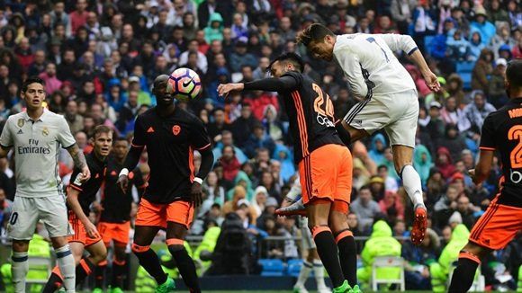 El centrocampista colombiano del Real Madrid James Rodríguez (d) disputa un balón con el jugador chileno del Valencia Fabián Orellana (i) durante el partido. (Javier Lizon - Javier Lizon / EFE)