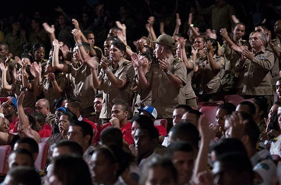 Participantes en la la gala político-cultural por los 55 años de la Unión de Jóvenes Comunistas (UJC) y 56 de la Organización de Pioneros José Martí, en el teatro Karl Marx. Foto: Ladyrene Pérez/ Cubadebate.