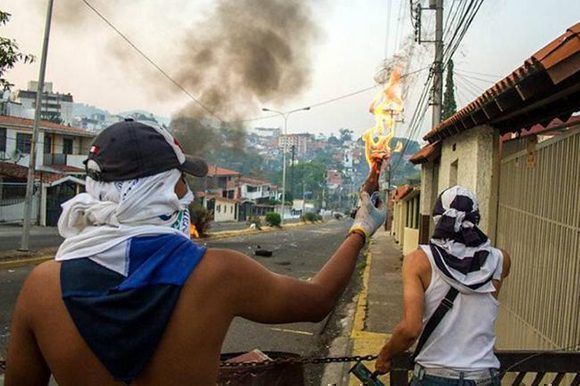 La apuesta de la oposición venezolana es provocar la inestabilidad del país a través de la violencia contra el propio pueblo que dicen defender. Foto: Colprensa/ Vanguardia Liberal.