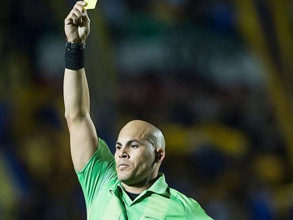 Yadel Martínez, mejor árbitro del fútbol cubano. 