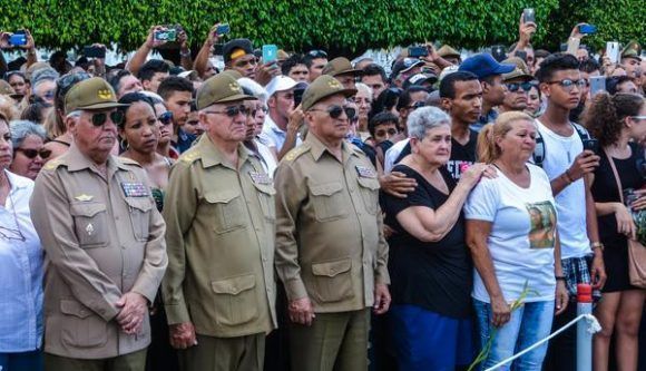 El General de Cuerpo de Ejército Leopoldo Cintra Frías (C), ministro de las Fuerzas Armadas Revolucionarias, presidió la ceremonia de Honras Fúnebres Militares, de los restos de los Oficiales fallecidos en el accidente aéreo del 29 de abril, junto a oficiales de las FAR y el Ministerio del Interior (MININT), en la Necrópolis Cristóbal Colón, en La Habana, Cuba, el 4 de mayo de 2017.    ACN FOTO/Marcelino VÁZQUEZ HERNÁNDEZ