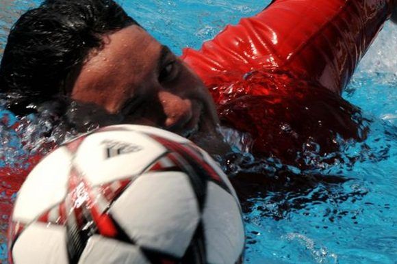 El expolista matancero Jhoen Lefont Rodríguez, estableció un nuevo récord mundial de dominio del balón, en la piscina del capitalino hotel Meliá Cohíba, en La Habana, Cuba, el 27 de mayo de 2017.   ACN FOTO/Omara GARCÍA MEDEROS/ogm