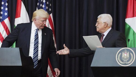 El presidente estadounidense, Donald Trump, ofrece una rueda de prensa junto a su homólogo palestino, Mahmud Abás. Foto: Tomada de La Vanguardia