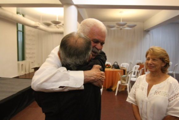Abrazo de Grandes: los héroes puertorriqueños Oscar López Rivera y Rafael Cancel Miranda, en la mañana del 18 de mayo de 2017. Foto: Claridad