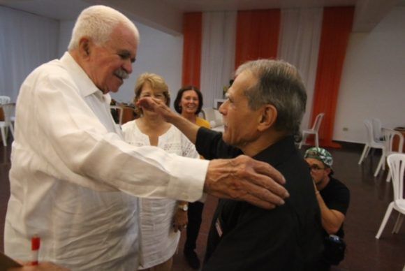 Abrazo de Grandes: los héroes puertorriqueños Oscar López Rivera y Rafael Cancel Miranda, en la mañana del 18 de mayo de 2017. Foto: Claridad