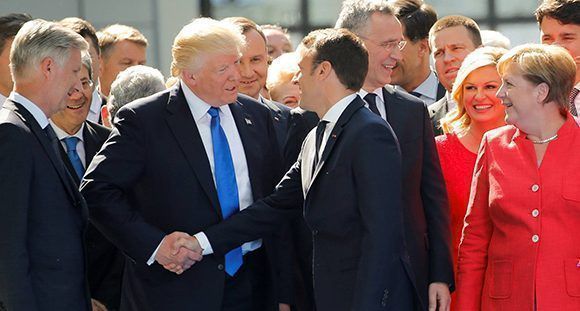 Apretón de manos entre Trump y Macron en la cumbre de la OTAN en Bruselas. Foto: Reuters.