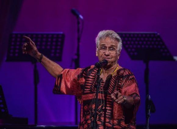 El cantante y compositor cubano Bobby Carcassés, durante la gala con motivo del Día Internacional del Jazz, en el Gran Teatro de La Habana Alicia Alonso, Cuba, el 30 de abril de 2017.   ACN FOTO/Marcelino VÁZQUEZ HERNÁNDEZ