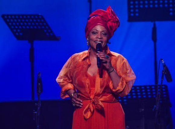La cantante estadounidense Cassandra Wilson, durante la gala con motivo del Día Internacional del Jazz, en el Gran Teatro de La Habana Alicia Alonso, Cuba, el 30 de abril de 2017.   ACN FOTO/Marcelino VÁZQUEZ HERNÁNDEZ