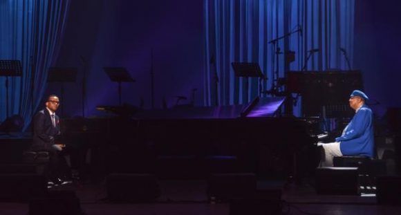 Los pianistas cubanos Chucho Valdés (D) y Gonzalo Rubalcaba (I), durante la gala con motivo del Día Internacional del Jazz, en el Gran Teatro de La Habana Alicia Alonso, Cuba, el 30 de abril de 2017.   ACN FOTO/Marcelino VÁZQUEZ HERNÁNDEZ