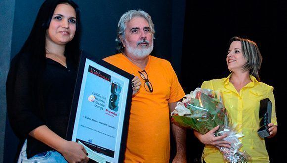 Carlos Alberto Masvidal (C), recibió el Premio Nacional de Diseño 2017, durante la clausura de la XIV Semana del Diseño en Cuba, en el centro hispanoamericano de Cultura, en La Habana. Foto: Abel Padrón Padilla