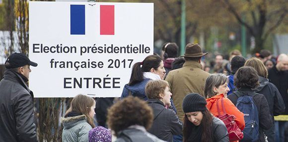 Los franceses de todo el mundo acuden a votar este domingo en la segunda vuelta. Si gana Macron seguirán en la UE, si gana Le Pen puede ocurrir un "Frexit". Foto: AP.  