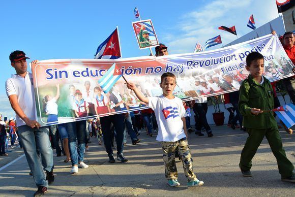 Pueblo avileño participa en la marcha por el Día del proletariado, en la plaza Máximo Gómez Báez de Ciego de Ávila, Cuba, el 1 de mayo de 2017. ACN FOTO/Osvaldo GUTIÉRREZ GÓMEZ/ogm