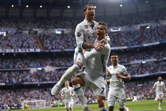 El capitán Sergio Ramos celebra junto a la estrella del partido, CR7. Foto: AFP. 