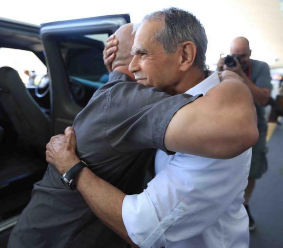 C:\Users\randy\Pictures\El ex prisionero político Oscar López Rivera recibe un abrazo de Félix Rosa a su llegada a Chicago. (Teresa Canino)