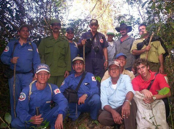 Grupo de espeleólogos, peritos y familiares de Ernesto durante las pesquisas en el terreno. (Cortesía de Alejandro Romero)