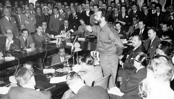 Fidel en el Consejo Económico de los 21 en Argentina. Foto tomada de Vanguardia.