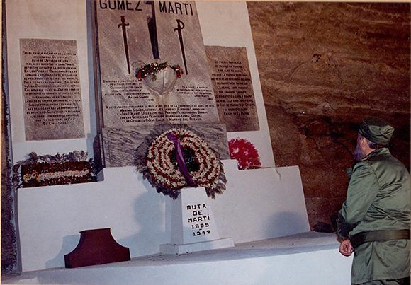 En una visita a la Playita de Cajobabo donde desembarcaron José Martí y Máximo Gómez, 11 de abril de 1995. Foto: Periódico Trabajadores/ Fidel Soldado de las Ideas