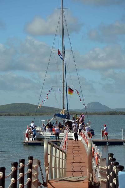 Los asistentes a la Feria Internacional de Turismo FITCUBA-2017 llegan en catamaranes a las costas de Gibara, en la oriental provincia Holguín, Cuba, el 2 de mayo de 2017. ACN FOTO/Juan Pablo CARRERAS