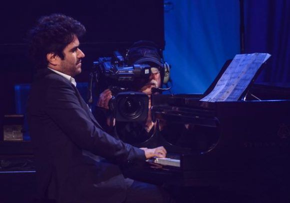 El pianista cubano, Harold López-Nussa, durante la gala con motivo del Día Internacional del Jazz, en el Gran Teatro de La Habana Alicia Alonso, Cuba, el 30 de abril de 2017. ACN FOTO/Marcelino VÁZQUEZ HERNÁNDEZ