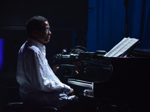 Herbie Hancock, pianista, tecladista y compositor estadounidense, durante la gala con motivo del Día Internacional del Jazz, en el Gran Teatro de La Habana Alicia Alonso, Cuba, el 30 de abril de 2017.   ACN FOTO/Marcelino VÁZQUEZ HERNÁNDEZ
