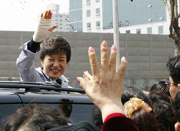 Park Geun-Hye fue destituida debido a sus escándalos por corrupción. En la imagen se le ve durante su campaña electoral en 2004. Foto: EFE.