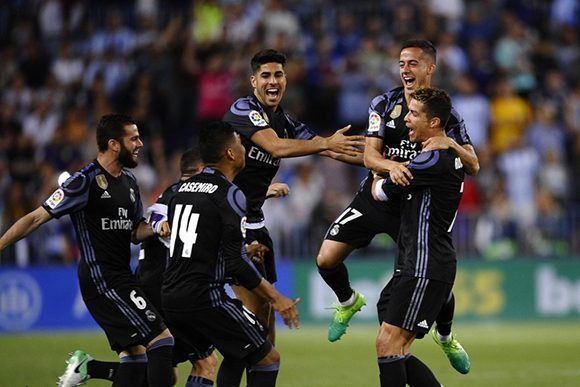 Los jugadores del Real Madrid celebran el título de liga al termino de su partido contra el Málaga en La Rosaleda. Foto: AP.