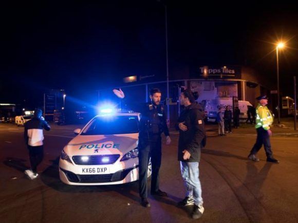 Luego de la explosión, la Policía acordonó toda las entradas del Manchester Arena en Inglaterra. Foto: Reuters