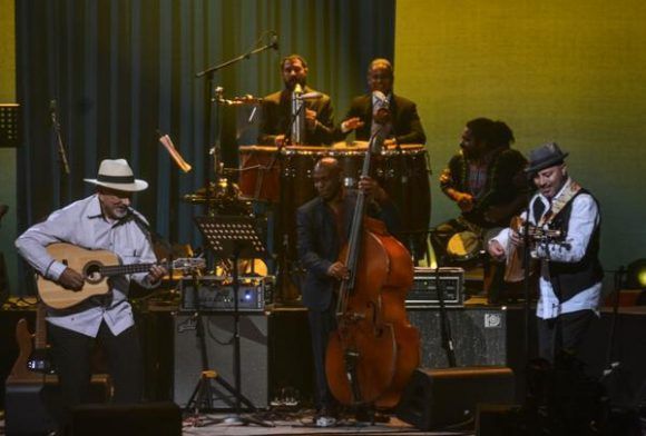 El guitarrista y tresista cubano Pancho Amat (I), durante la gala con motivo del Día Internacional del Jazz, en el Gran Teatro de La Habana Alicia Alonso, Cuba, el 30 de abril de 2017.   ACN FOTO/Marcelino VÁZQUEZ HERNÁNDEZ