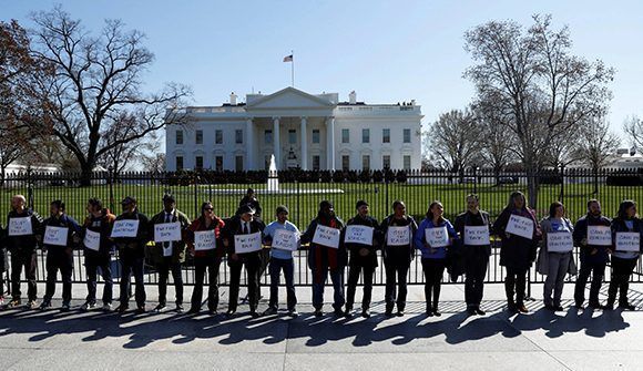 Protestas en la Casa Blanca contra las medidas tomadas por Donald Trump. Foto: AP.