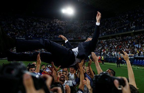 Zidane es lanzado por sus jugadores para celebrar el título 33 de Liga. Foto: Reuters.