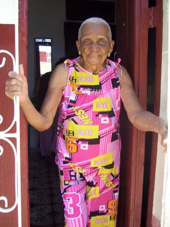La mayor felicidad de Rita Arminda Castillo Andrade era haber constituido una familia con su esposo. La edad tardía de casamiento se lo impidió. Camagüeyana reyoya, Tía Niña lleva viviendo más de veinte años en Marianao, en la capital del país. La ciudad de Camagüey, donde nació el 22 de mayo de 1915, nunca la olvida. Con casi 102 años es un placer conversar con esta humilde mujer, sin que en su rostro se dibujen arrugas.