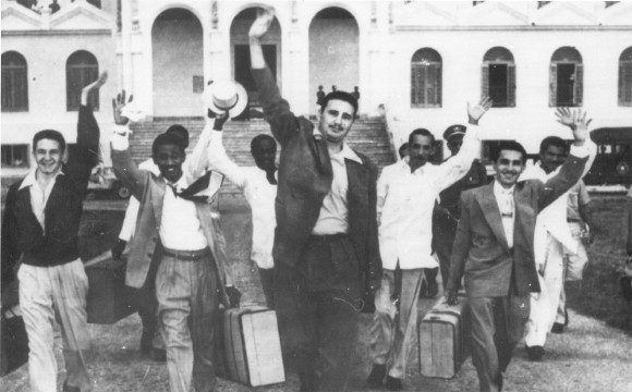 A la salida del Presidio Modelo de la Isla de Pinos, con sus compañeros moncadistas. Fuente: Oficina de Asuntos Históricos del Consejo de Estado/ Fidel Soldado de las Ideas, 15 de mayo de 1955