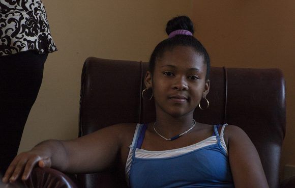Susana tiene 16 años y desea con ansias cumplir 18 para ganar un salario, tener una vivienda propia y hacerse cargo del cuidado de su mamá. Foto: L Eduardo Domínguez/ Cubadebate.