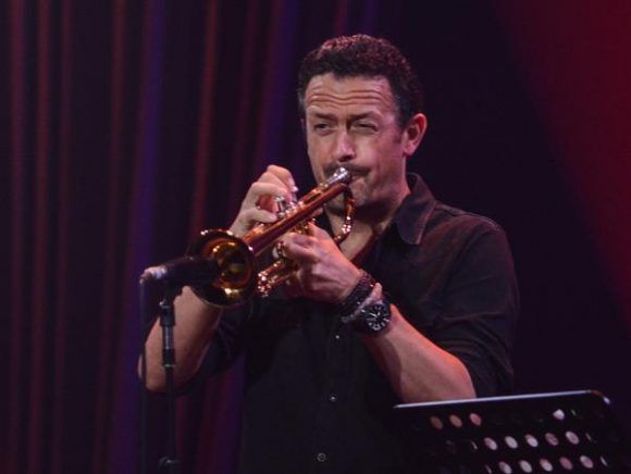 El trompetista alemán Till Brönner, durante la gala con motivo del Día Internacional del Jazz, en el Gran Teatro de La Habana Alicia Alonso, Cuba, el 30 de abril de 2017.   ACN FOTO/Marcelino VÁZQUEZ HERNÁNDEZ