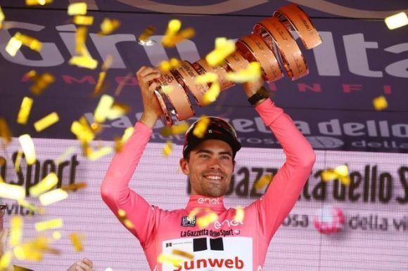 El ciclista es el primer holandés en levantar el trofeo. Foto: AFP.