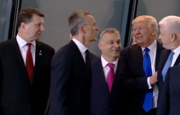 Trump desplazó de forma descortés al líder monetenegrino para ocupar la delantera del grupo. Foto: Russia Today/ Captura de video de Youtube. 