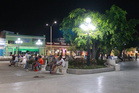 El Parque Calixto García, centro mismo de la ciudad de Holguín. Foto: Daylén Vega / Cubadebate