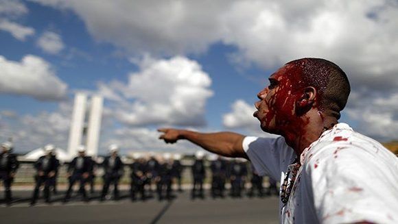 Un manifestante herido en la cabeza durante la protesta de este 24 de mayo en Brasilia. Foto: Reuters.