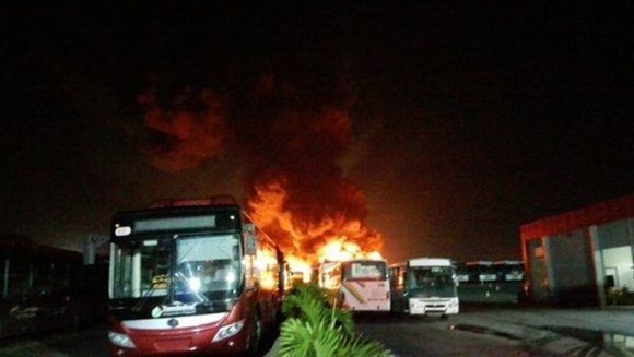 autobuses-incendiados-por-la-oposicion-venezolana